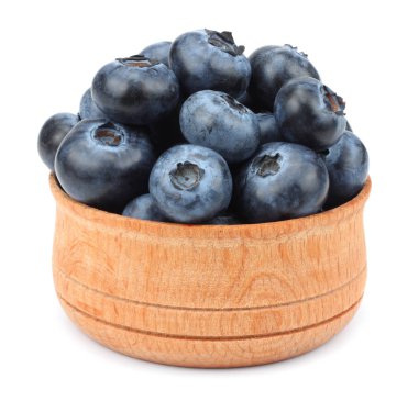 Beyaz arka planda izole edilmiş yaban mersini kasesi.