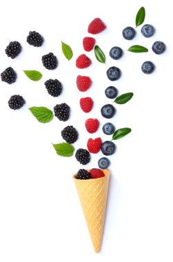 yaban mersini, böğürtlen, ahududu beyaz arka plan üzerinde izole dondurma koni karışımı. üstten görünüm