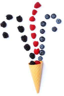 yaban mersini, böğürtlen, ahududu beyaz arka plan üzerinde izole dondurma koni karışımı. üstten görünüm