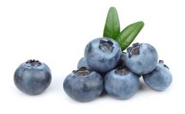 yaban mersini ile yeşil yaprak beyaz arka plan üzerinde izole. makro