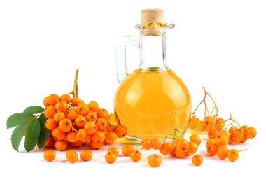 Rowan cam sürahi beyaz arka plan üzerinde izole yeşil yaprak ve rowan yağda ile