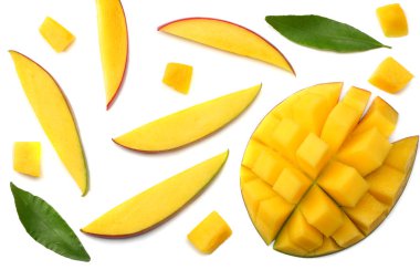 Beyaz arka planda yeşil yapraklı mango dilimi. en üstteki görünüm