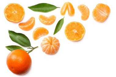mandalina dilimleri ve beyaz arka plan üzerinde üstten görünüm izole yaprak yeşil