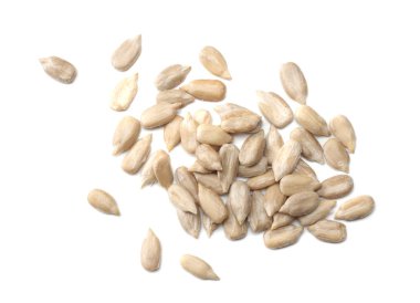 Beyaz arkaplan görünümünde izole ayçiçeği tohumları