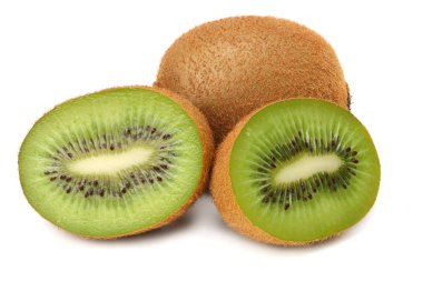 Beyaz arkaplanda izole kivi meyvesi dilimler