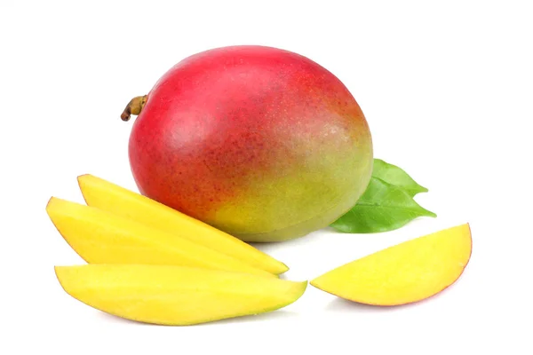 Rebanada Mango Con Hojas Verdes Aisladas Sobre Fondo Blanco Alimentos —  Fotos de Stock