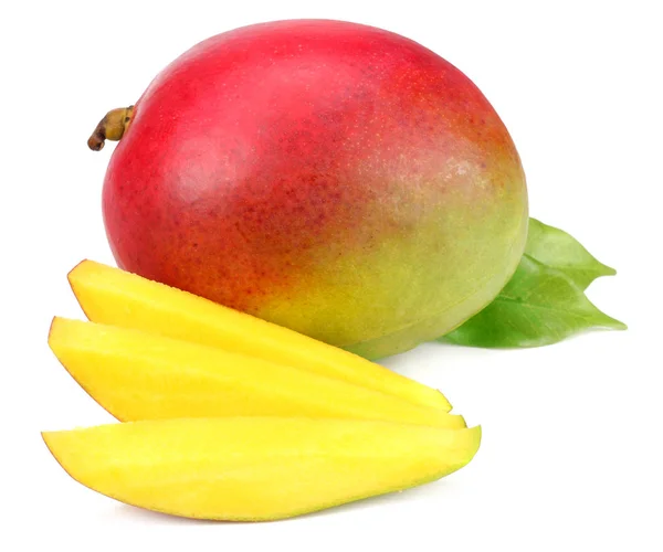 Rebanada Mango Con Hojas Verdes Aisladas Sobre Fondo Blanco Alimentos —  Fotos de Stock