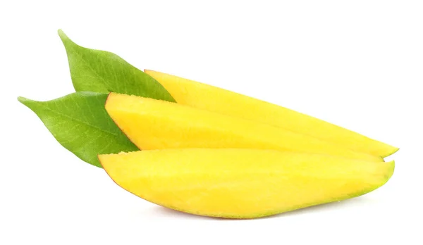 Mango Plakjes Met Groene Bladeren Geïsoleerd Witte Achtergrond Gezond Voedsel — Stockfoto