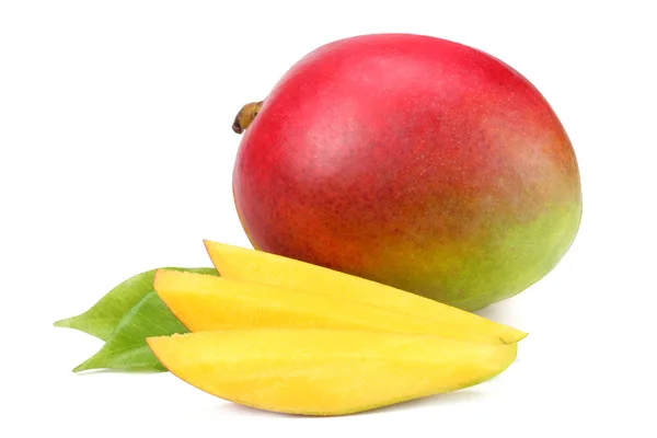 Mango Con Rodajas Hojas Verdes Aisladas Sobre Fondo Blanco Alimentos —  Fotos de Stock