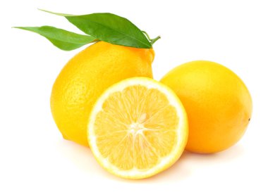 sağlıklı gıda. yeşil yaprak beyaz arka plan üzerinde izole limon