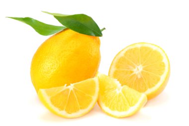sağlıklı gıda. yeşil yaprak beyaz arka plan üzerinde izole limon
