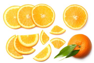 sağlıklı gıda. turuncu yaprak yeşil beyaz arka plan üzerinde üstten görünüm izole ile dilimlenmiş