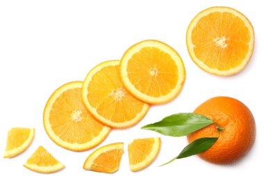 sağlıklı gıda. turuncu yaprak yeşil beyaz arka plan üzerinde üstten görünüm izole ile dilimlenmiş