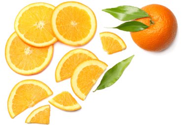 sağlıklı gıda. turuncu yaprak yeşil beyaz arka plan üzerinde üstten görünüm izole ile dilimlenmiş