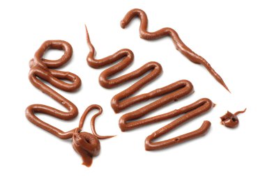 beyaz bir arka plan üzerinde izole sütlü çikolata sosu