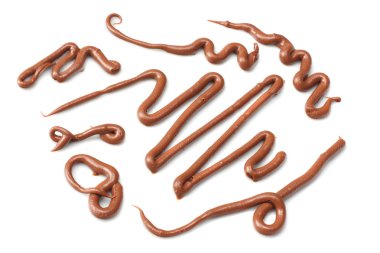 beyaz bir arka plan üzerinde izole sütlü çikolata sosu