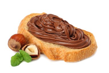 Beyaz arka plan üzerinde izole fındık ile çikolata kremalı ekmek dilimi
