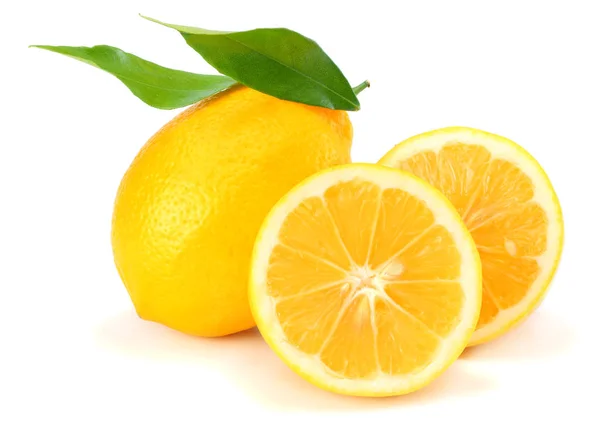 健康的食物 柠檬与绿叶查出在白色背景 — 图库照片