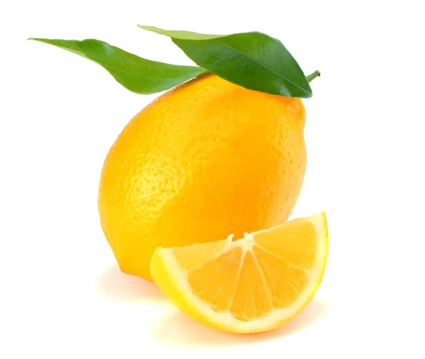 健康的食物 柠檬与绿叶查出在白色背景 — 图库照片