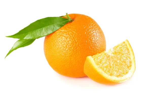 Makanan Sehat Oranye Dengan Daun Hijau Diisolasi Pada Latar Belakang — Stok Foto