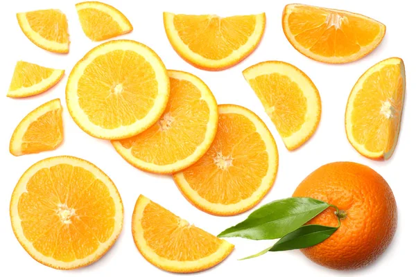 健康的食物 在白色背景顶视图上查出的带有绿叶的橙色切片 — 图库照片