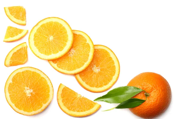 Gesunde Ernährung Scheiben Geschnittene Orange Mit Grünem Blatt Isoliert Auf — Stockfoto