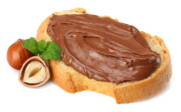 Beyaz arka plan üzerinde izole fındık ile çikolata kremalı ekmek dilimi