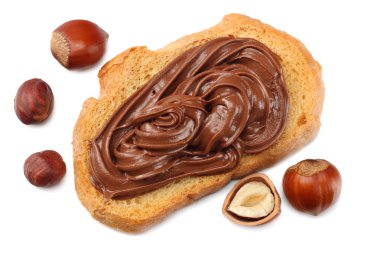 Beyaz arka plan üzerinde izole fındık ile çikolata kremalı ekmek dilimi. üstten görünüm