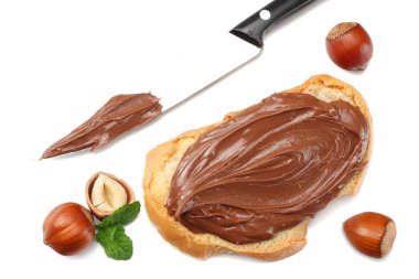 Beyaz arka plan üzerinde izole fındık ile çikolata kremalı ekmek dilimi