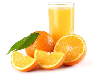 portakal suyu ile portakal dilimleri ve yeşil yaprak beyaz arka plan üzerinde izole. cam suyu