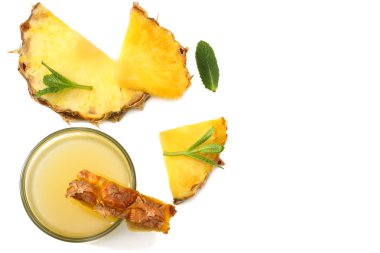 sağlıklı arka plan. Olgun ananas suyu beyaz arka plan üzerinde izole ile dilimlenmiş. üstten görünüm