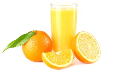 Beyaz arka plan üzerinde izole turuncu ve yeşil yaprak ile portakal suyu. cam suyu