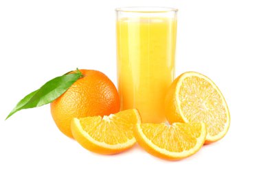 Beyaz arka plan üzerinde izole turuncu ve yeşil yaprak ile portakal suyu. cam suyu