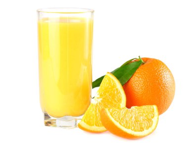 Beyaz arka plan üzerinde izole turuncu ve yeşil yaprak ile portakal suyu. cam suyu