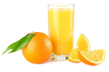 Beyaz arka plan üzerinde izole turuncu ve yeşil yaprak ile portakal suyu. cam suyu