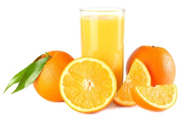 Beyaz arka plan üzerinde izole turuncu ve yeşil yaprak ile portakal suyu. cam suyu