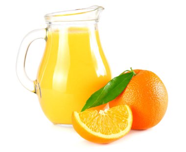 Beyaz arka plan üzerinde izole turuncu ve yeşil yaprak ile portakal suyu. meyve suyu sürahisi