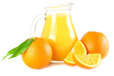 Beyaz arka plan üzerinde izole turuncu ve yeşil yaprak ile portakal suyu. meyve suyu sürahisi