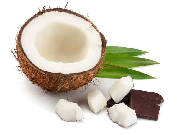 Noix Coco Chocolat Feuilles Vertes Isolées Sur Fond Blanc — Photo