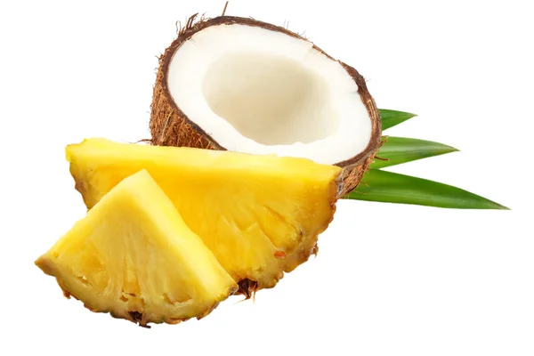 Kokosnoot Met Ananas Segmenten Groene Bladeren Geïsoleerd Witte Achtergrond — Stockfoto