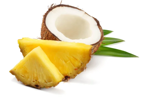 Kokosnoot Met Ananas Segmenten Groene Bladeren Geïsoleerd Witte Achtergrond — Stockfoto