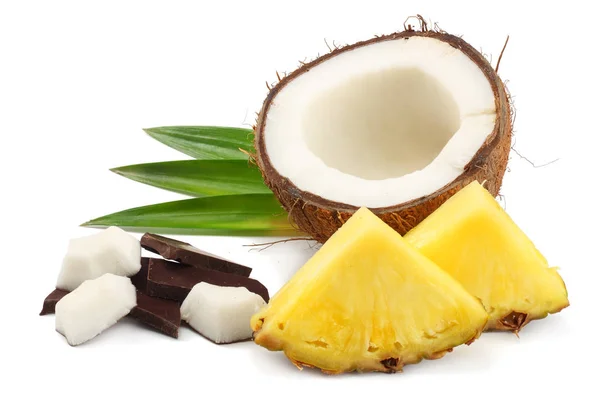 Kokosnoot Met Ananas Groene Bladeren Geïsoleerd Witte Achtergrond — Stockfoto