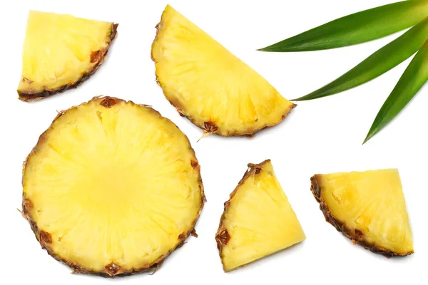 Gesunder Hintergrund Ananasscheiben Mit Grünen Blättern Isoliert Auf Weißem Hintergrund — Stockfoto