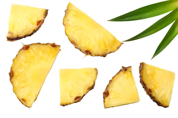 Gesunder Hintergrund Ananasscheiben Mit Grünen Blättern Isoliert Auf Weißem Hintergrund — Stockfoto