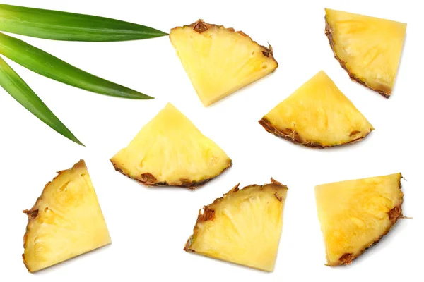 Gezonde Achtergrond Ananas Segmenten Met Groene Bladeren Geïsoleerd Een Witte — Stockfoto