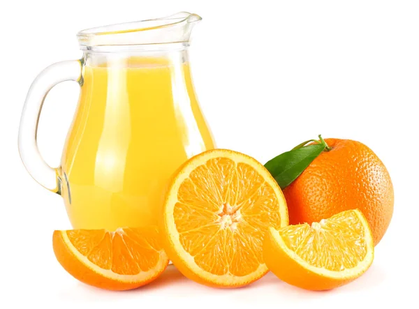 橙色和绿色叶子查出的橙汁在白色背景 — 图库照片