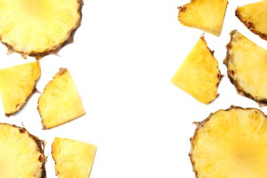sağlıklı arka plan. Beyaz arka plan üzerinde üstten görünüm izole ananas dilimleri