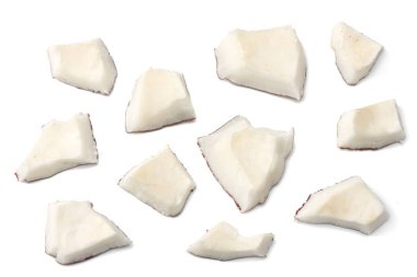 Beyaz arka planda izole edilmiş hindistan cevizi parçaları. en üstteki görünüm