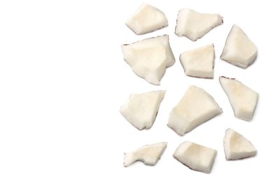 Beyaz arka planda izole edilmiş hindistan cevizi parçaları. en üstteki görünüm