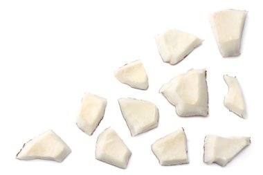 Beyaz arka planda izole edilmiş hindistan cevizi parçaları. en üstteki görünüm